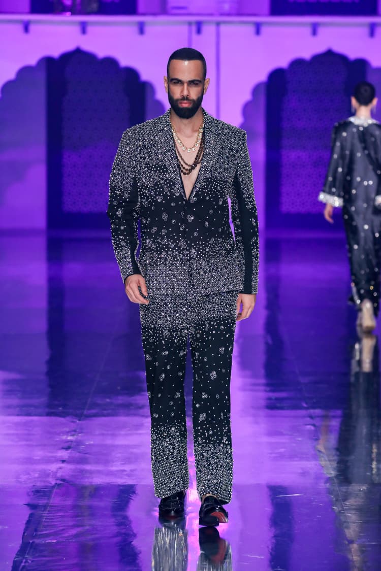 Fashion runway - Diamond suit