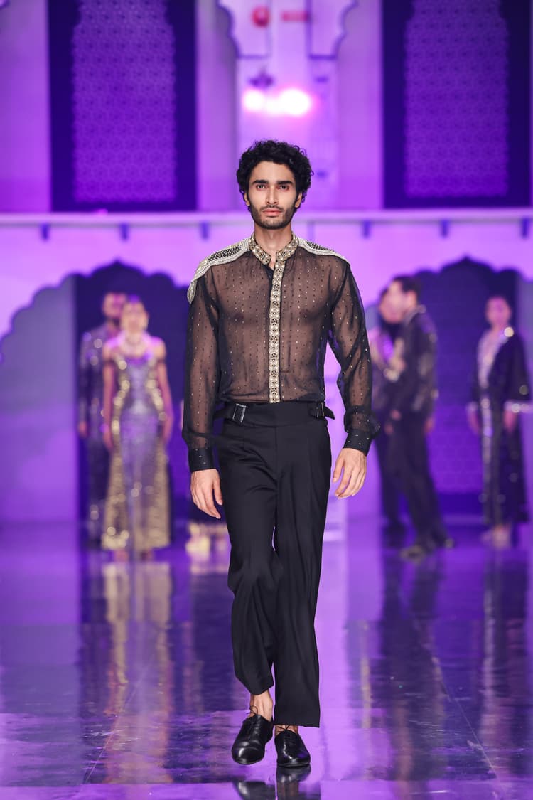 Fashion runway - Embroidered shirt