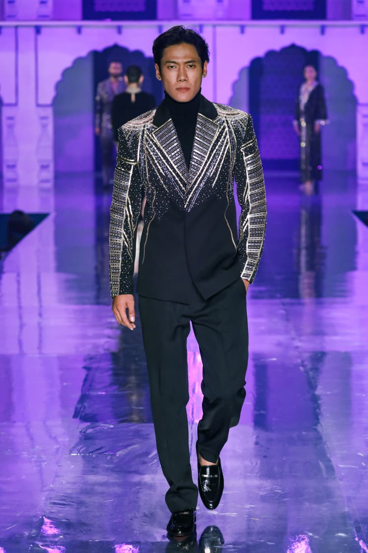 Fashion runway - Shimmer suit